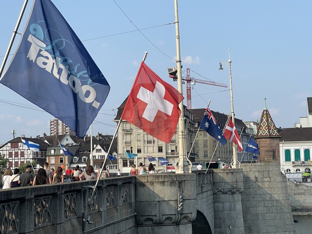 Flaggen an der Mittleren Brücke in Basel