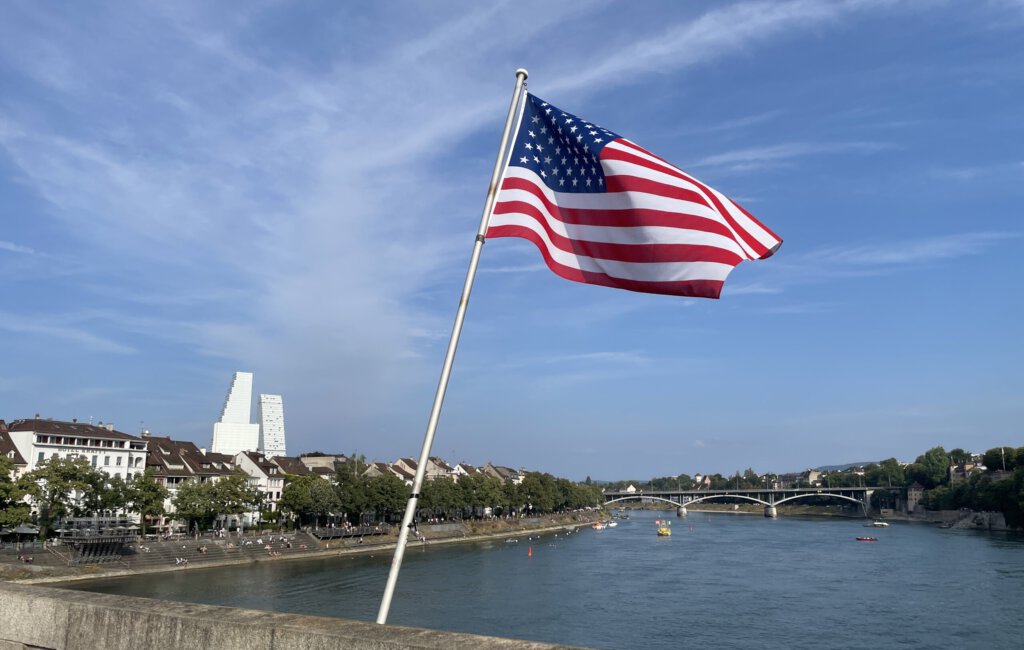 US-Flagge an der Mittleren Brücke in Basel