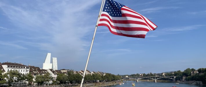 US-Flagge an der Mittleren Brücke in Basel