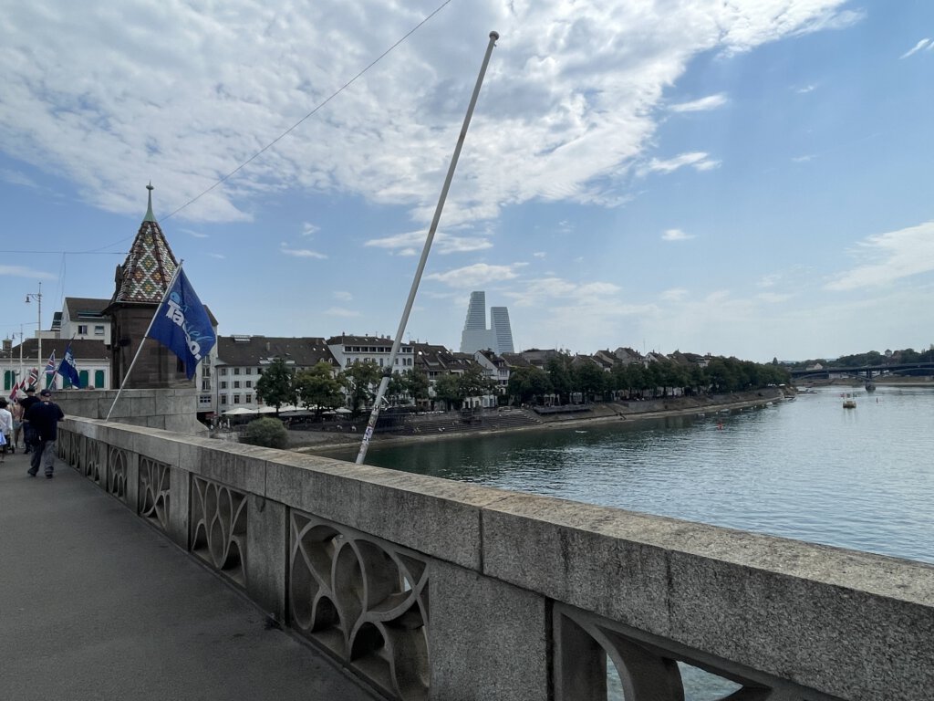 Leerer US-Fahnenmast an der Mittleren Brücke in Basel