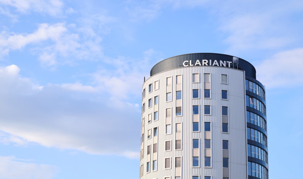 Logo von Clariant auf dem Dach eines Gebäudes im Kanton Baselland