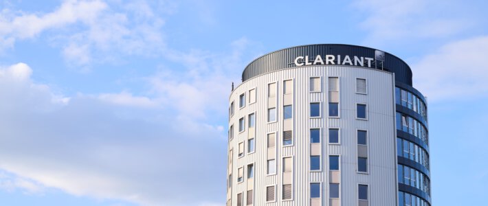 Logo von Clariant auf dem Dach eines Gebäudes im Kanton Baselland