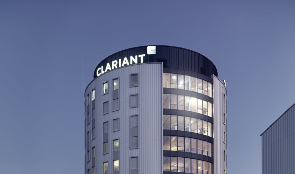 Logo des Spezialchemiekonzerns Clariant in Pratteln auf einem Gebäude