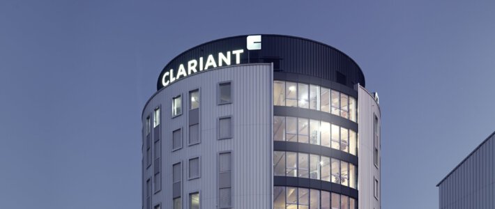Milliardenproblem von Clariant weitet sich nochmals aus Logo des Spezialchemiekonzerns Clariant in Pratteln auf einem Gebäude