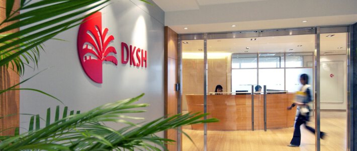 Geldverlieren mit DKSH Reception von DKSH mit Grünpflanze