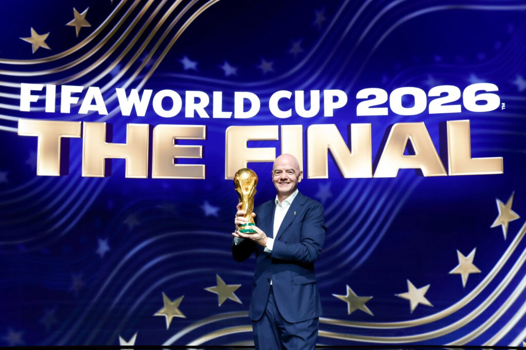 Fifa-Chef Gianni Infantino mit dem Pokal