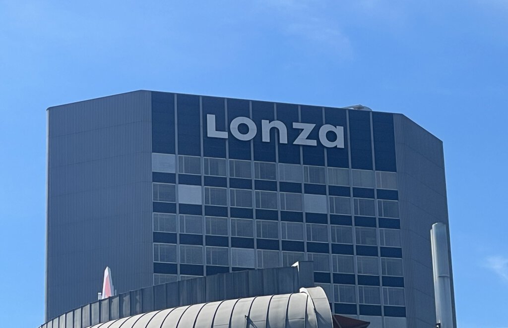 Lonza-Hauptsitz in Basel vor blauem Himmel