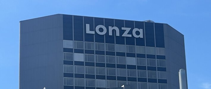 Lonza-Hauptsitz in Basel vor blauem Himmel