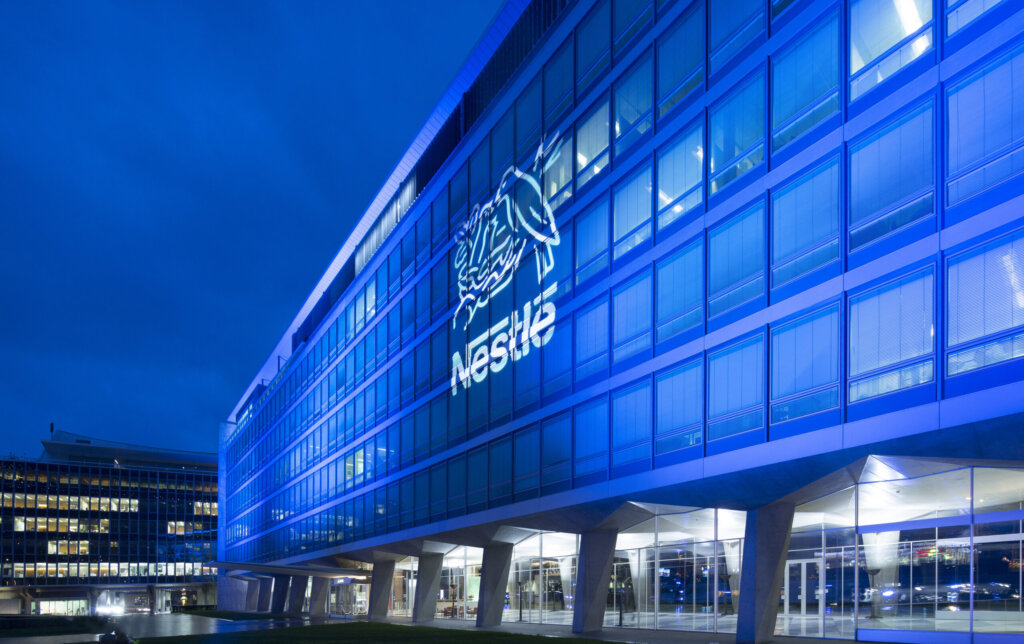 Nestlé-Logo an einem Gebäude in Vevey