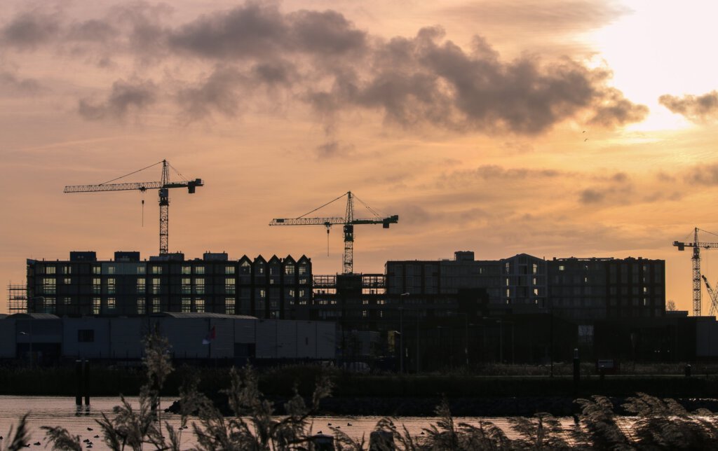 Baustelle mit Kranen