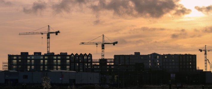 Öffentliche Hand zieht Baubranche aus dem Tief Baustelle mit Kranen