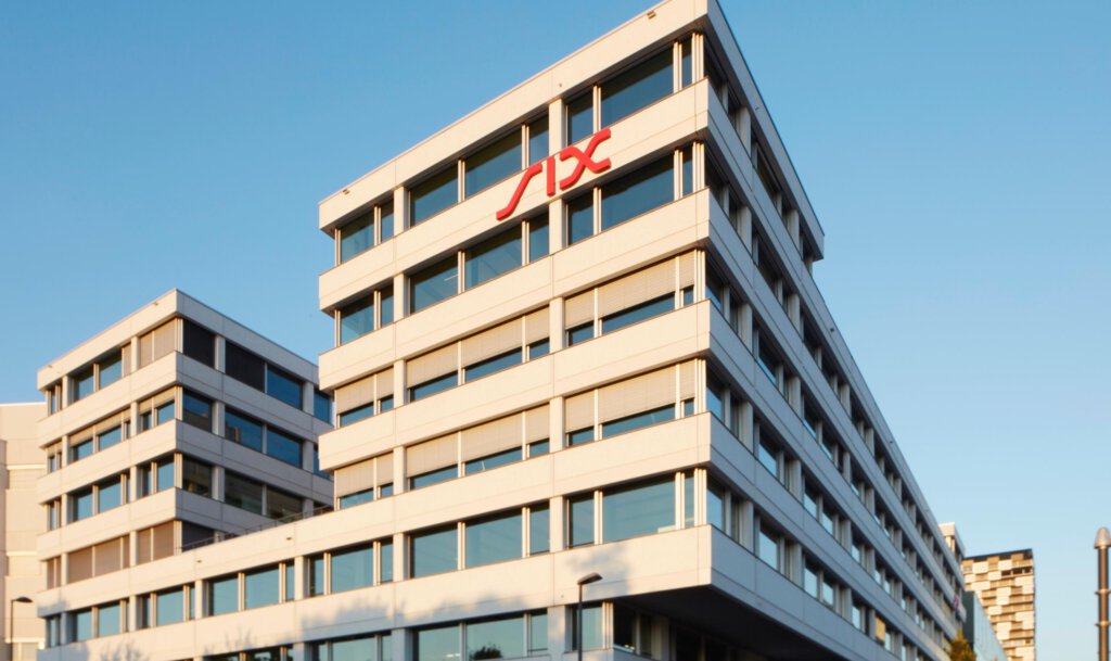 Logo der SIX an einem Gebäude in Zürich