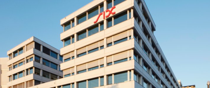 Schweizer Börse SIX macht UBS wieder Freude Logo der SIX an einem Gebäude in Zürich