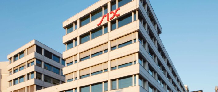 SIX straft Swisscom, Kühne & Nagel und Clariant ab Logo der SIX an einem Gebäude in Zürich
