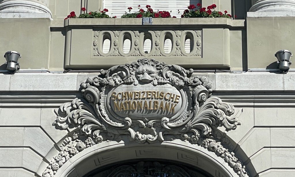 Logo der Schweizerischen Nationalbank SNB an der Fassade in Bern