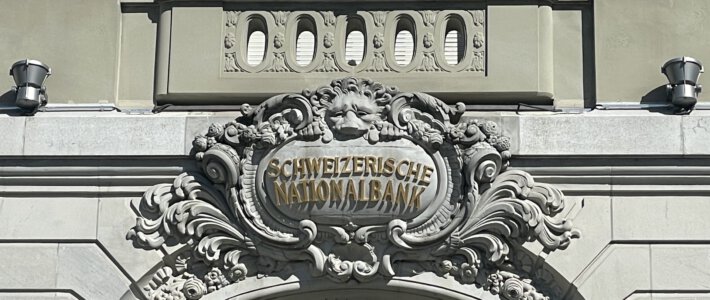 Nationalbank will ihr Franken-Portfolio loswerden Logo der Schweizerischen Nationalbank SNB an der Fassade in Bern