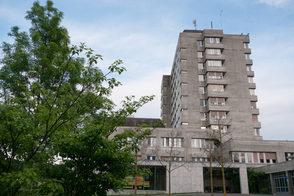 Gebäude des Spitals Wetzikon und ein Baum davor