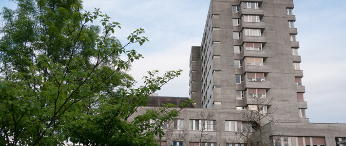 Gebäude des Spitals Wetzikon und ein Baum davor