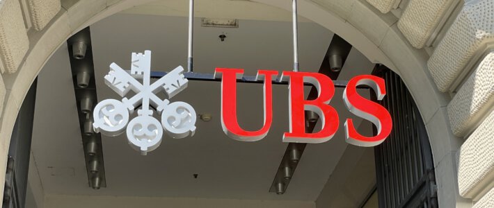 Monsterbank UBS wird zur Ertragsperle Logo der UBS am einstigen Hauptsitz der Credit Suisse am Zürcher Paradeplatz