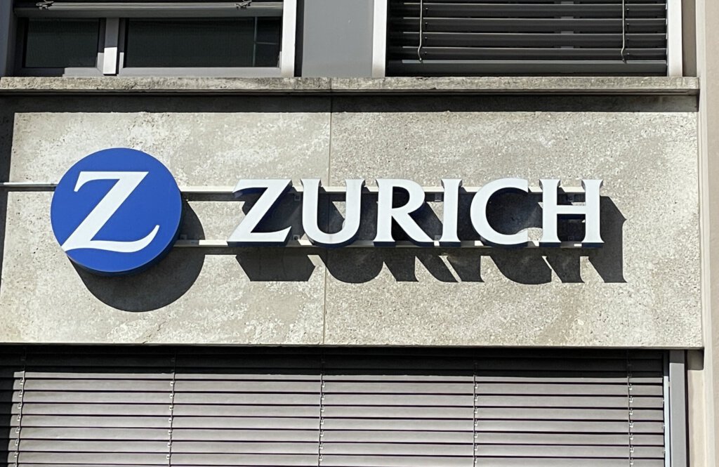 Logo von Zurich Insurance an einem Gebäude