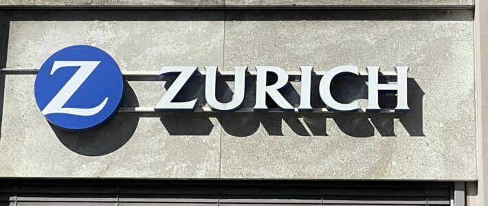 Logo von Zurich Insurance an einem Gebäude