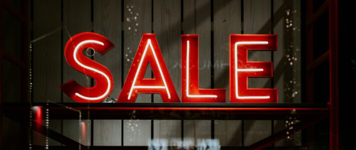 Ein Sale-Schild in einem Schaufenster