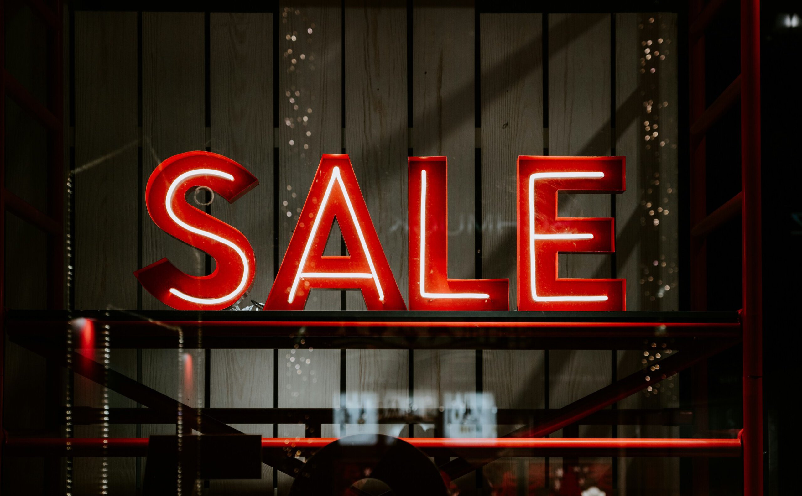 Ein Sale-Schild in einem Schaufenster