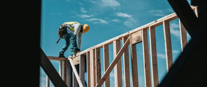 Arbeitsmarkt fasst wieder Tritt Ein Bauarbeiter auf einem Baugerüst