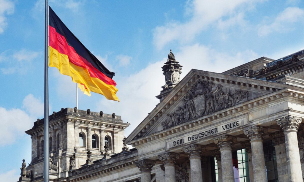 Deutscher Bundestag mit Deutschlandflagge