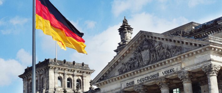 Deutscher Bundestag mit Deutschlandflagge
