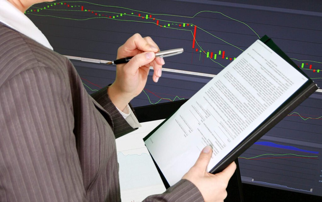 Ein Mann mit umgekehrtem Stift und Blatt vor einer Prognose