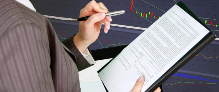 Ein Mann mit umgekehrtem Stift und Blatt vor einer Prognose