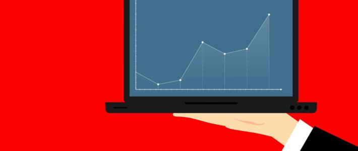 Eine Grafik präsentiert auf einem Notebook vor rotem Hintergrund