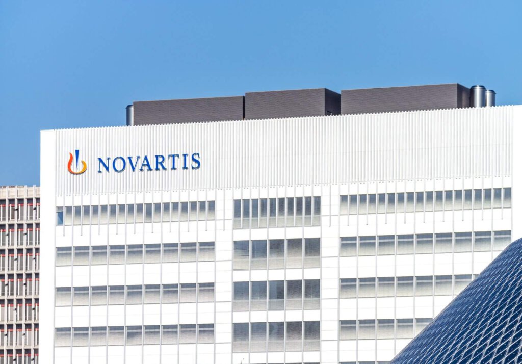 Logo von Novartis an einem Gebäude auf dem Campus in Basel