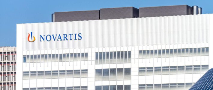 Novartis zahlt Milliardenbetrag für Start-up Logo von Novartis an einem Gebäude auf dem Campus in Basel