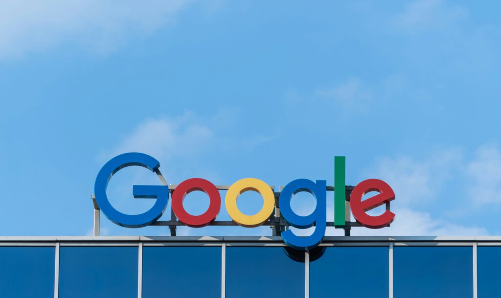 Logo von Google auf einem Dach