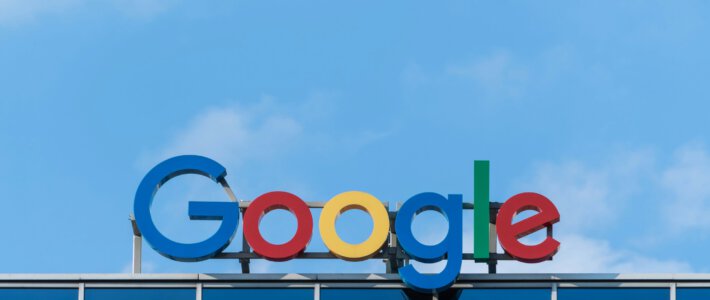 Logo von Google auf einem Dach