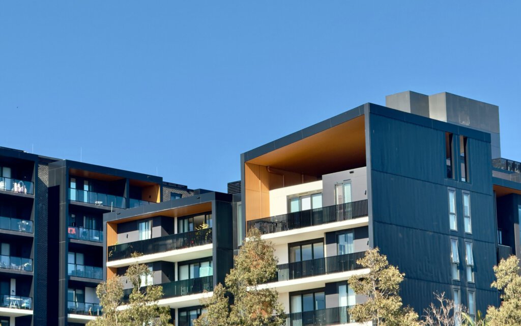 Appartments mit blauem Himmel