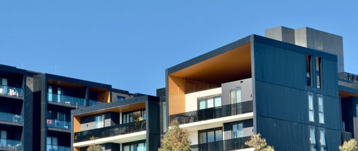 Appartments mit blauem Himmel
