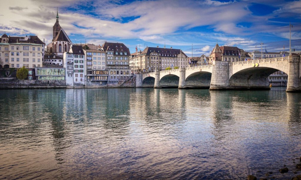Blick auf Basel an der Mittleren Brücke mit niedrigem Pegelstand