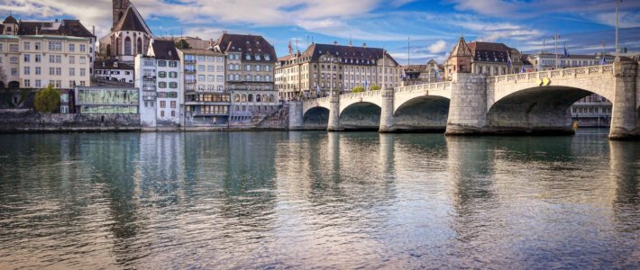 Erneute «Corona-Blockade» am Rhein Blick auf Basel an der Mittleren Brücke mit niedrigem Pegelstand