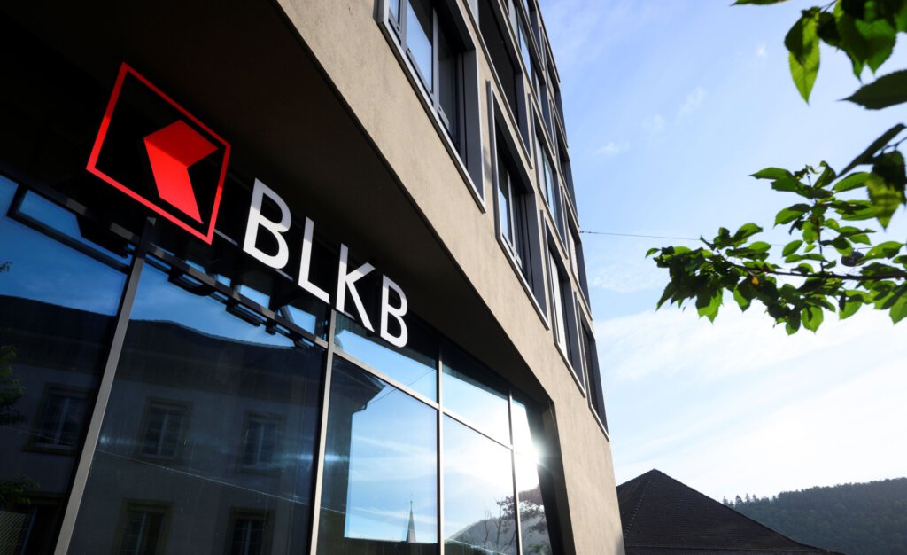 Logo der BLKB an einer Filiale