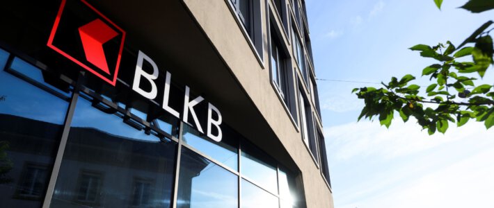 BLKB muss Reserven für Bankrisiken aufstocken Logo der BLKB an einer Filiale