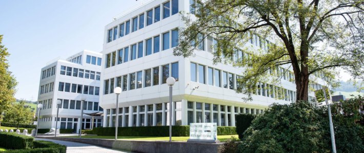 Glencore baut sich neben Schweiz neues Standbein auf Hauptsitz des Bergau- und Rohstoffkonzerns Glencore in Baar ZG