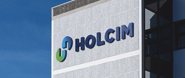 Holcim geht teuer einkaufen Logo von Holcim an einem Gebäude vor blauem Himmel