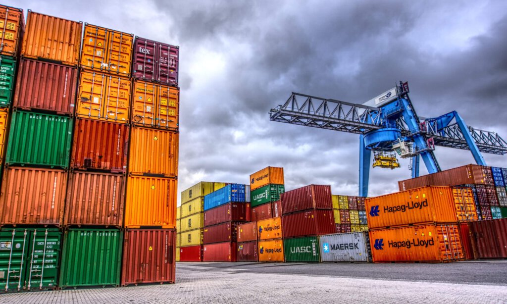 Container in einem Hafenterminal mit Kran