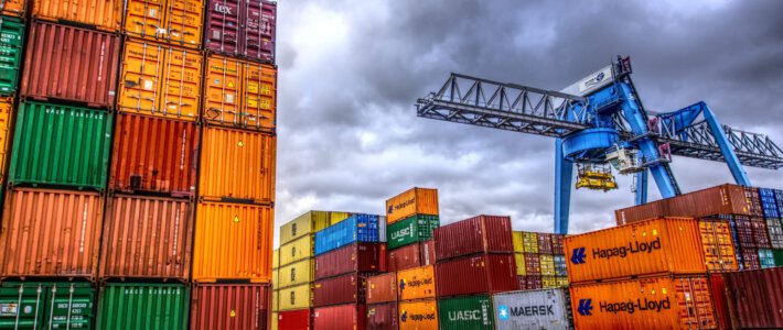 Schweizer Volkswirtschaft fasst noch mehr Tritt Container in einem Hafenterminal mit Kran