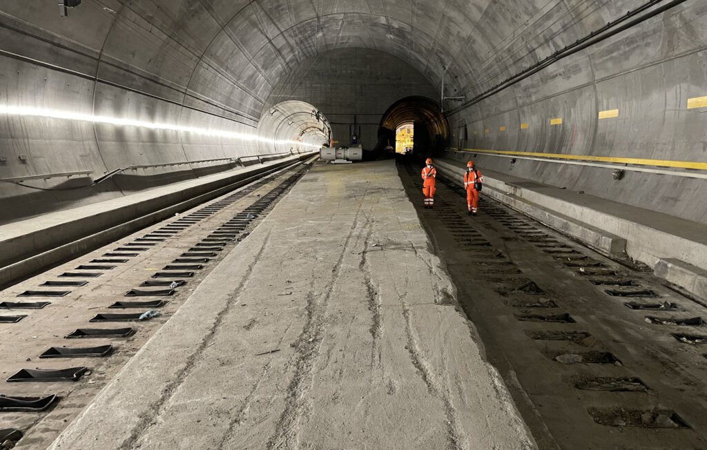 Ein entgleister Zug hinterlässt Schäden im Gotthard-Basistunnel