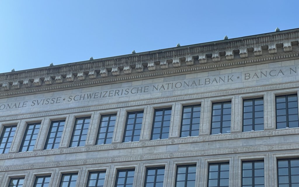 Schriftzug der Schweizerischen Nationalbank am Gebäude in Zürich