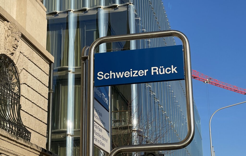 Bushaltestelle Schweizer Rück vor dem Hauptsitz der Swiss Re in Zürich